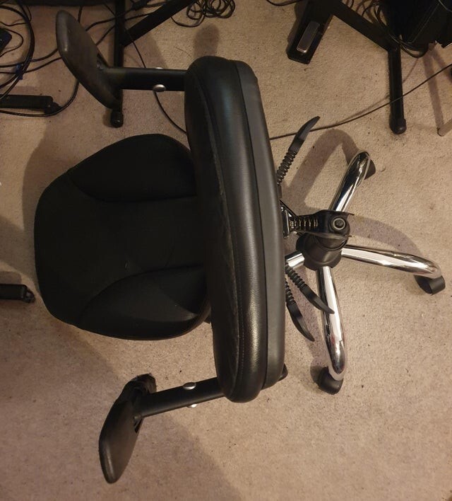 Кресло решило упасть, пока я на нем сидел