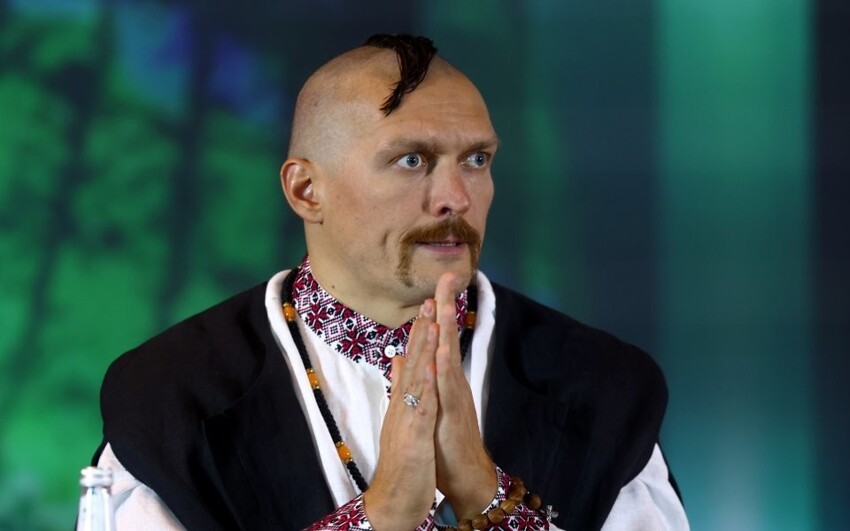 Боксёр Усик пришёл на пресс-конференцию в костюме казака и распугал народ шароварами и оселедцем