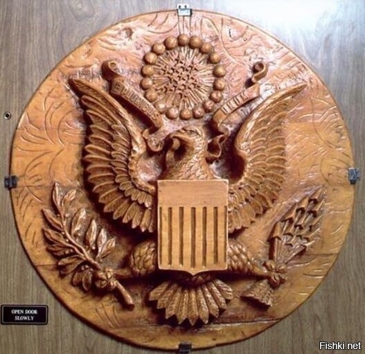 В 1945 году совeтские школьники подaрили американскому послу деревянное панно...