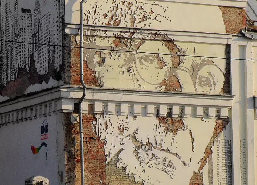 Стену с портретом Германа Гессе в Москве перенесли со здания, которое идет под снос