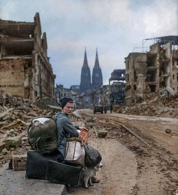 28. Немка со всеми пожитками сидит одна в разрушенном войной Кельне. 1945 год