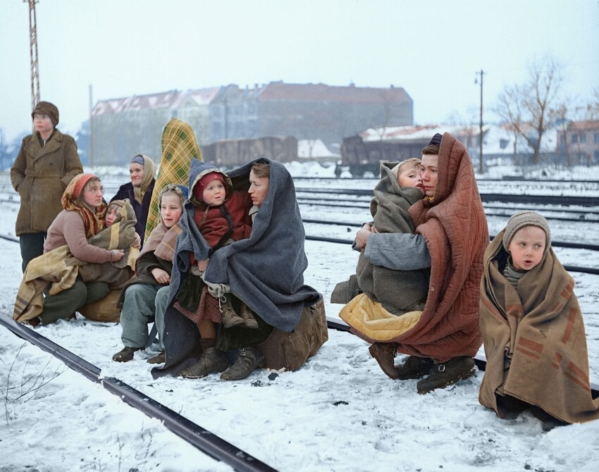 15. Единственные выжившие из 150 поляков, которые отправились пешком из Лодзи, Польша, в Берлин, кутаются в одеяла. 14 декабря 1945 года