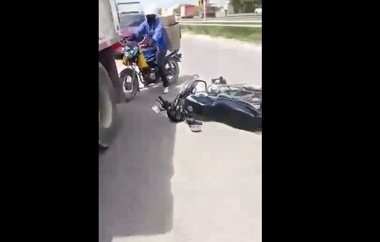 Мотоциклист залетел под колесо грузовика