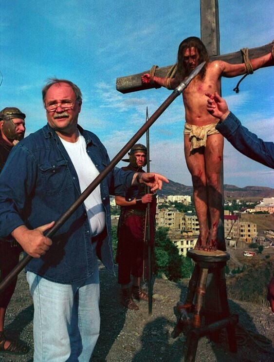 Владимир Бортко на "ершалаимском" пригорке с копьём для Иисуса... 2005-й год