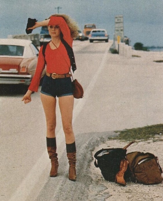Девушка фотографируется путешествуя автостопом во Флориде, 1976 год