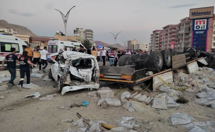 В Турции грузовик с отказавшими тормозами протаранил толпу людей