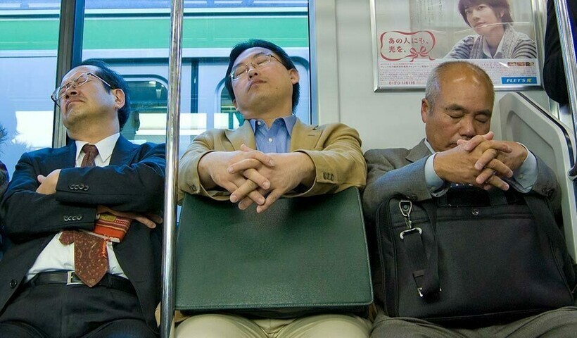 Зачем японцы придумали вертикальные ящики для сна, которые скоро появятся в офисах