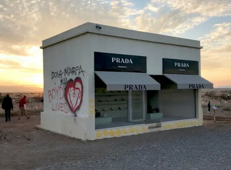 Что посреди пустыни Техаса делает бутик Prada, где вся обувь на правую ногу