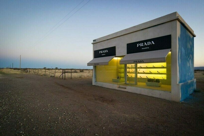 Что посреди пустыни Техаса делает бутик Prada, где вся обувь на правую ногу