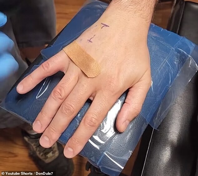 Американец имплантировал в руку электронный ключ от Tesla
