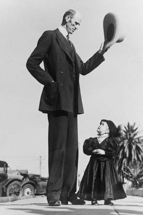 Ральф Мэдсен (2,29м.) приветствует Барбару Карлсон в Санта-Монике, Калифорния. 1932 год