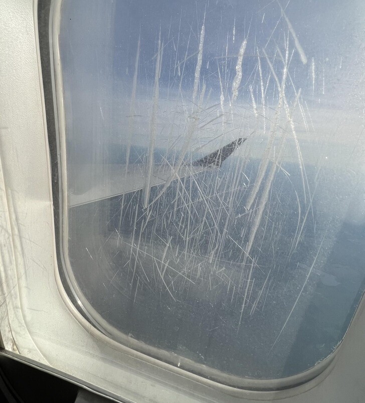 12. «Первая поездка моей жены на самолете, и это был вид из ее окна»