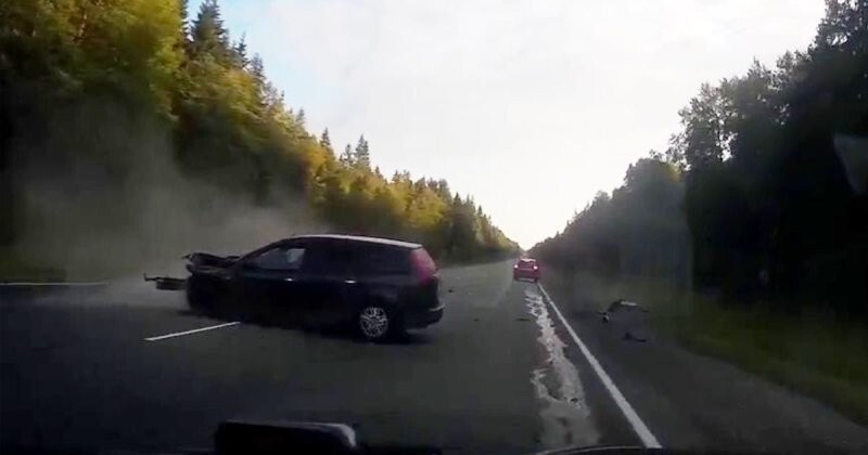 Авария дня. ДТП с тремя автомобилями на трассе в Ленинградской области