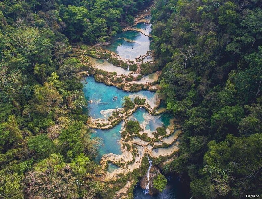 Семук Чампей - название с языка майя переводится как "где река скрывается под...