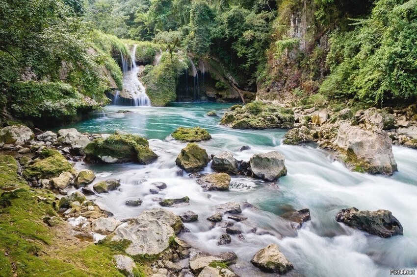 Семук Чампей - название с языка майя переводится как "где река скрывается под...