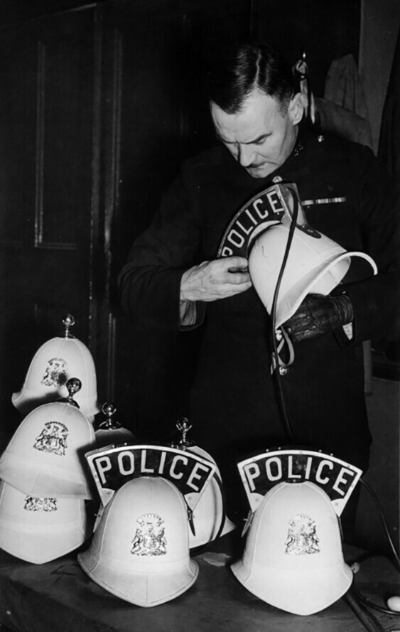 Полицейские каски с подсветкой. Великобритания, 1940 год