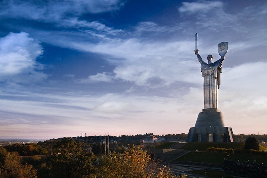  «Родина-мать» (Украина) – 102 метра