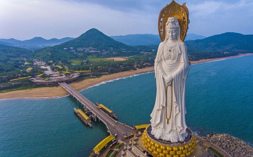 Статуя богини Гуаньинь в Санье (Китай) – 108 метров