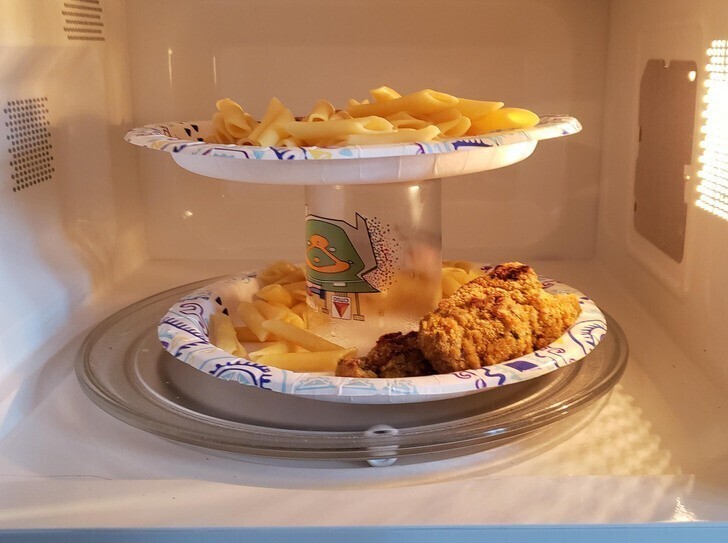 "Моя девушка случайно придумала этот способ разогревать еду в микроволновке. Зато всё разогревается равномерно!"