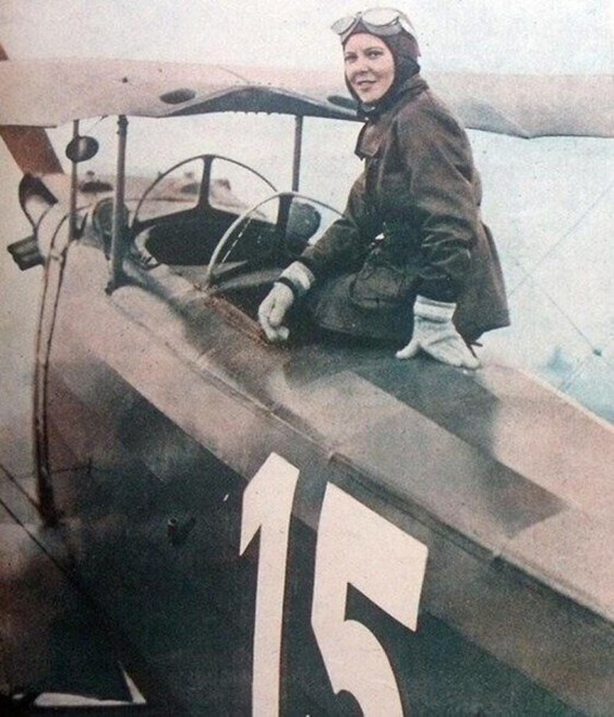 Сабиха Гёкчен из Турции на своем самолете в 1937 году. Она стала первой женщиной — пилотом истребителя