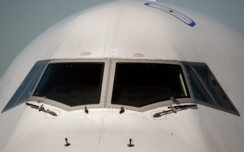 Зачем Боингу 747 люк в крыше кабины пилотов