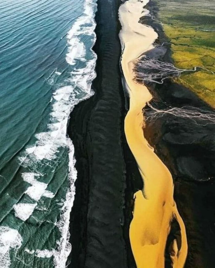 4. Место в Исландии, где встречаются зеленые поля, желтая река, черный пляж и голубое море