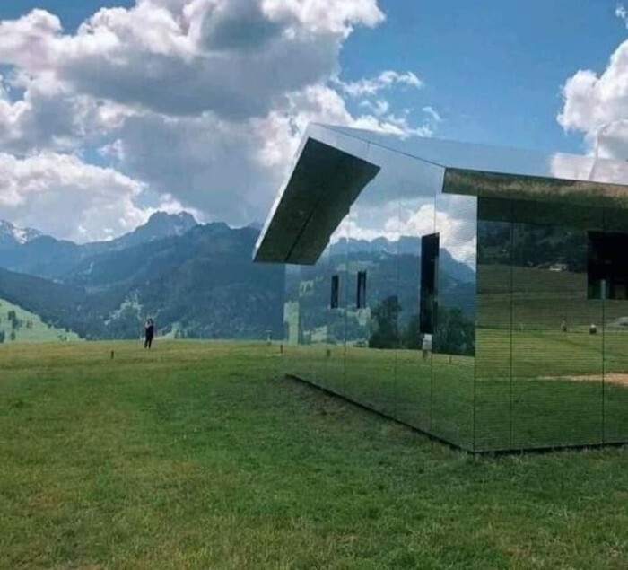 38. Дом с зеркальной поверхностью, чтобы не портить пейзаж. Гштаада, Швейцария