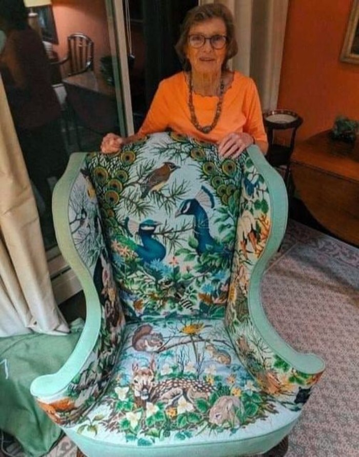 23. "Моя 86-летняя бабуля и кресло, которое она вышила вручную. 25 лет работы и 14 ниток на один дюйм"