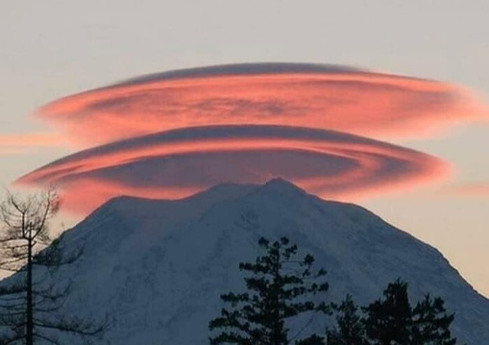 31. Лентикулярные облака над горой Ренье, штат Вашингтон. Такие облака бывают только над горными хребтами
