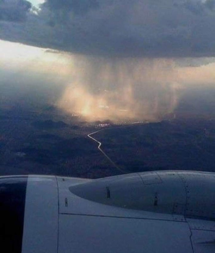 28. Дождь, сфотографированный с высоты через окно самолета