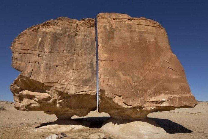 32. В Саудовской Аравии есть камень возрастом 4000 лет под названием Аль-Наслаа, который словно разрезан пополам с помощью лазера. Точно неизвестно, как это произошло