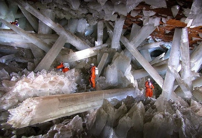 24. Пещера гигантских кристаллов в Наике, Мексика, содержит природные кристаллы до 15 метров в длину и 1,2 в ширину