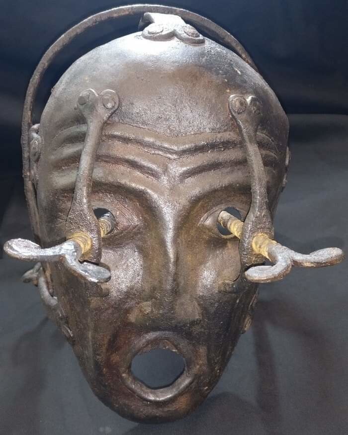 32. Пыточная бронзовая маска из Германии, возраст около 200 лет