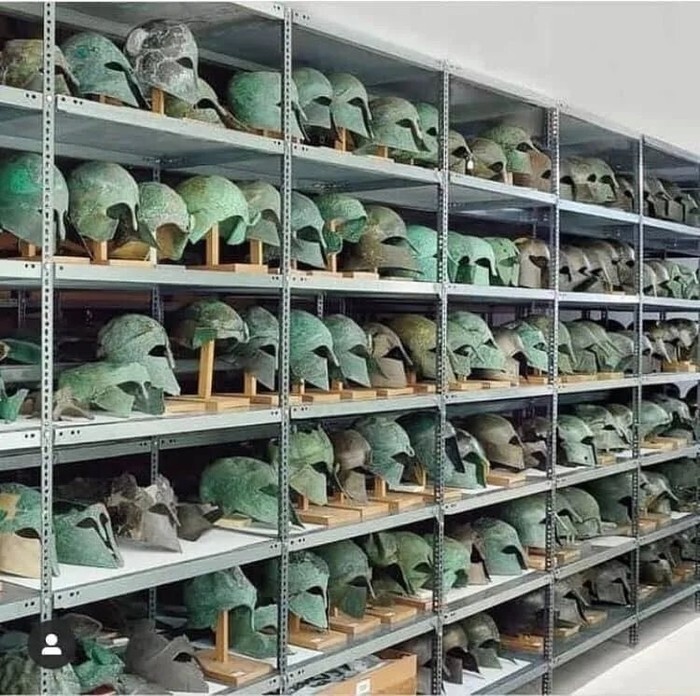 35. Бронзовые шлемы классического периода в Археологическом музее Олимпии в Греции
