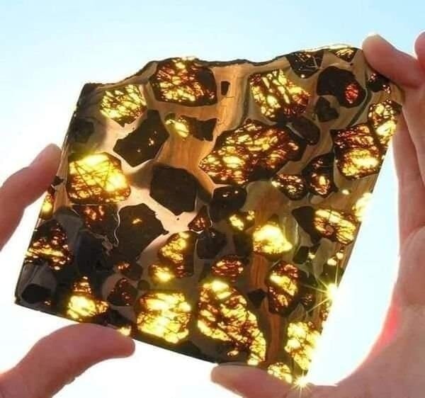4. Метеорит Фукан, найденный в Китае в 2000 году. Каменно-железный метеорит, заполненный кристаллами оливина. Его возраст оценивается в 4,5 миллиарда лет