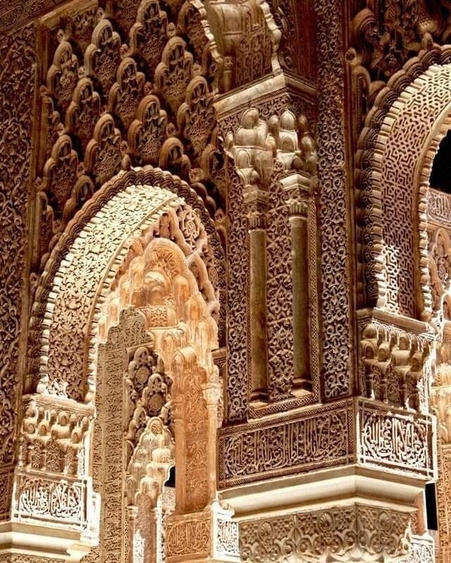 34. Изысканная мавританская лепнина в Альгамбре в Испании, XIV век нашей эры