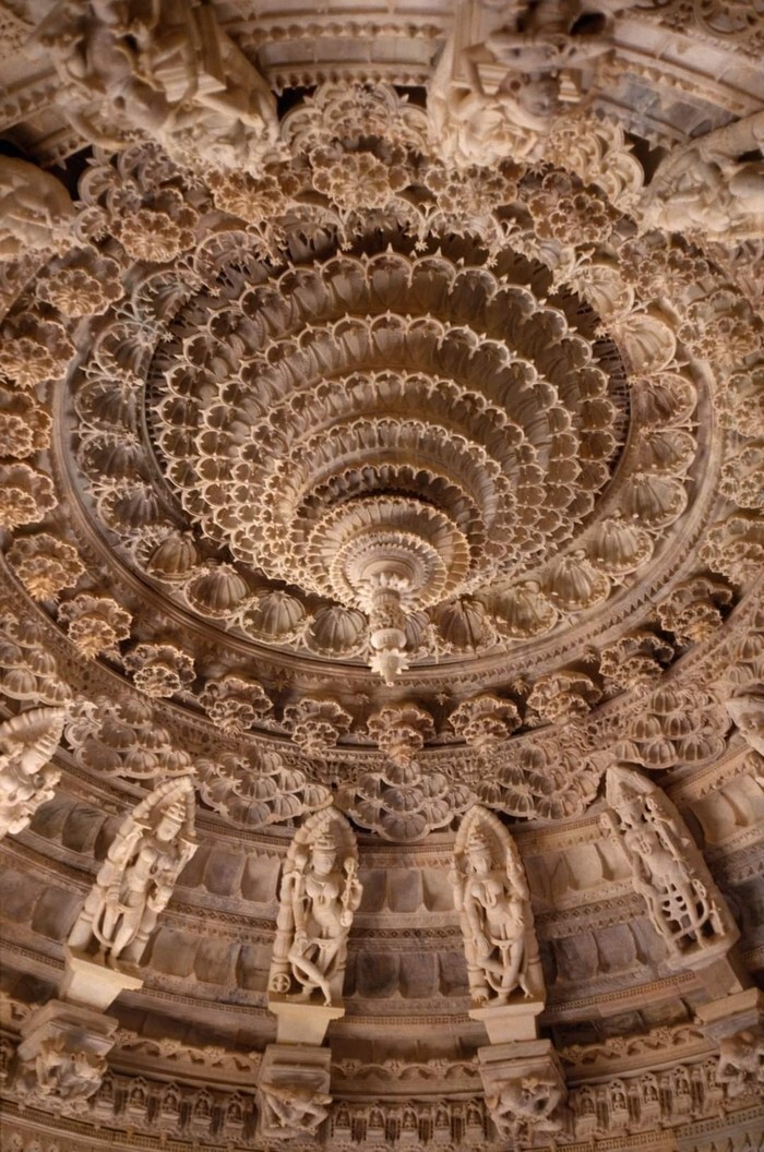 13. Резной купол Луна Васахи, джайнского храма 13 века, полностью построенного из белого мрамора. Гора Абу, Раджастхан, Индия