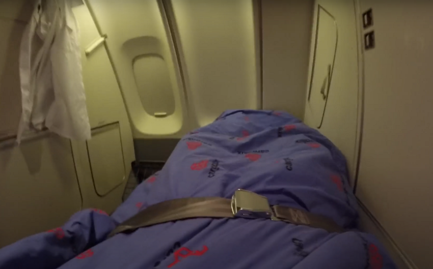 Бортпроводница показала, где ей приходится спать в дальних авиаперелётах
