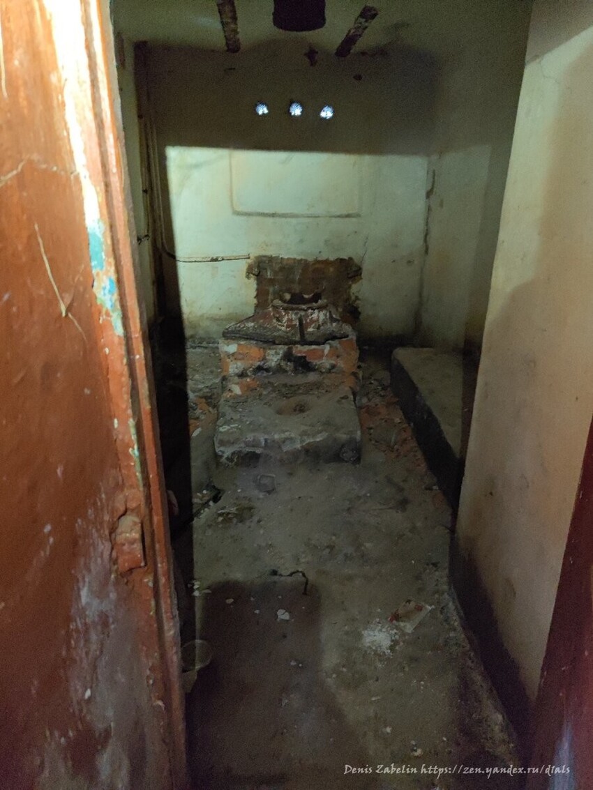 Заброшенная тюрьма-изолятор с камерами, вещами и артефактами тюремной жизни