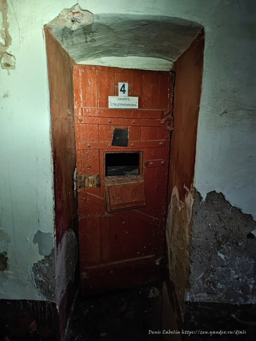 Заброшенная тюрьма-изолятор с камерами, вещами и артефактами тюремной жизни