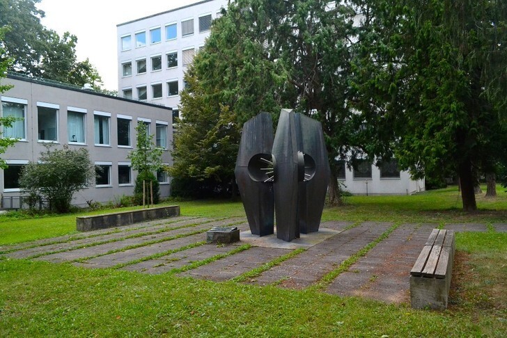 Памятник Вильгельму Рентгену