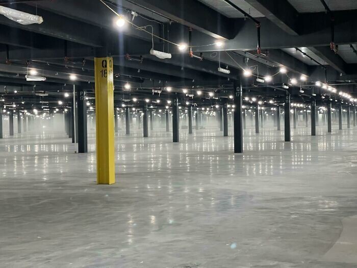 30. "Я сейчас работаю на стройке нового центра обработки заказов Amazon (60 387 кв. метров). Это четвертый из пяти этажей. На заднем плане туман"
