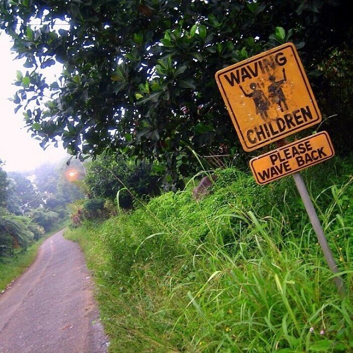 15. Жуткий дорожный знак на Филиппинах: "Дети машут. Пожалуйста, помашите им в ответ"