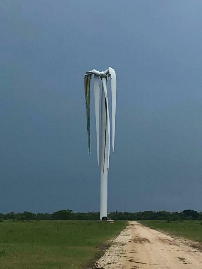 18. Ветрогенератор после торнадо в Техасе