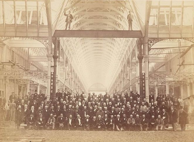 Групповое фото людей, ответственных за строительство Хрустального дворца для Всемирной выставки 1851 года