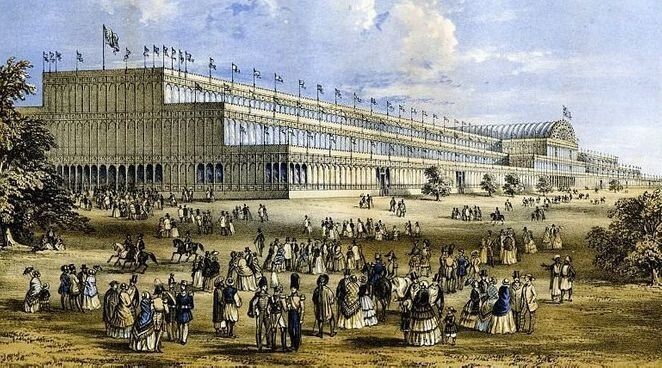 Посетители направляются в Хрустальный дворец во время Всемирной выставки