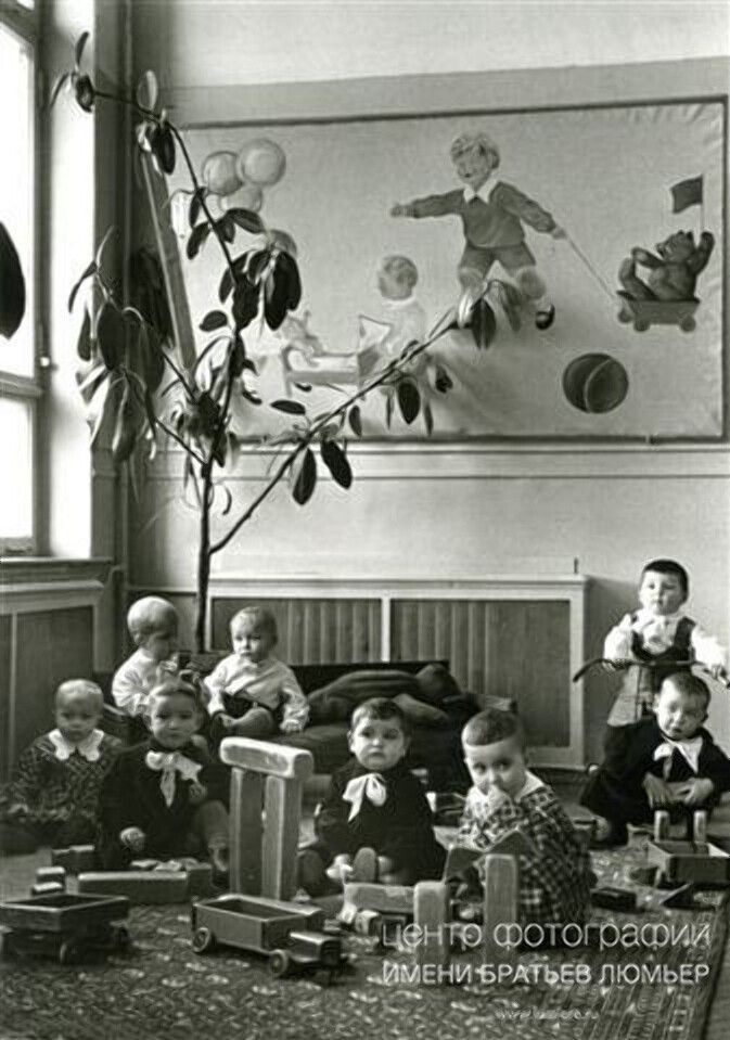 В игровой комнате. 1930
