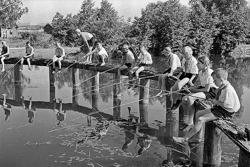 В пионерском лагере. Рыболовы, 1930-е годы.