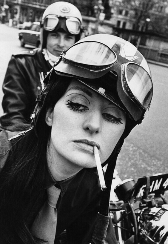 Девушка на мотоцикле на Вестминстерском мосту, 1968 год