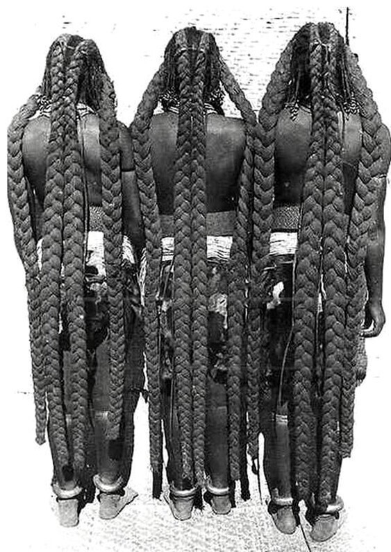 Женщины Мбаланту из Намибии в 1900-х годах были известны своими невероятно длинными волосами, заплетенными в косы